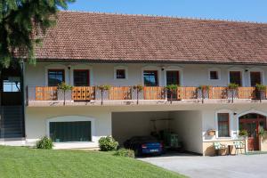 een huis met een auto ervoor geparkeerd bij Farm Stay Kramer in Bistrica ob Sotli