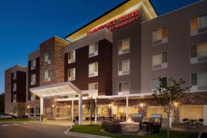 une représentation de l'avant d'un hôtel dans l'établissement TownePlace Suites by Marriott Janesville, à Janesville