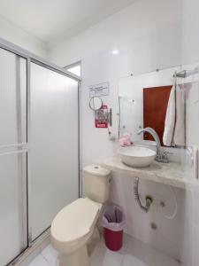 a bathroom with a toilet and a sink at Apartamentos Playa Rodadero in Santa Marta +38 photos