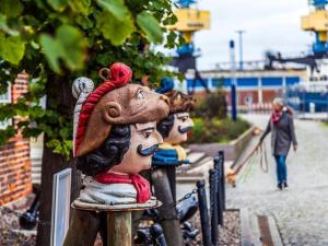 a group of statues of people with hats on at Ohlerich Speicher App_ 23 in Wismar