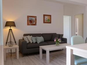 Ohlerich Speicher App_ 23 في فيسمار: غرفة معيشة مع أريكة وطاولتين