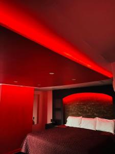 Habitación roja con cama de techo rojo en Ya no tenemos servicio, en Ciudad de México