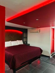 Habitación con cama de techo rojo en Ya no tenemos servicio, en Ciudad de México