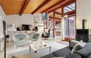 - un salon avec un canapé, des chaises et une table dans l'établissement Gorgeous Home In Nex With Wifi, à Vester Sømarken