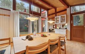 eine Küche und ein Esszimmer mit einem großen Holztisch in der Unterkunft Gorgeous Home In Nex With Wifi in Vester Sømarken