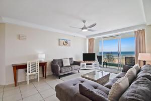 sala de estar con sofá y mesa en Ocean Plaza Unit 835 en Gold Coast