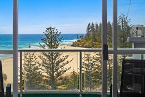Habitación con ventana y vistas a la playa. en Ocean Plaza Unit 835 en Gold Coast