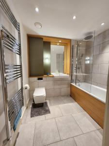 The maud luxury garden في لندن: حمام مع مرحاض وحوض استحمام ومغسلة