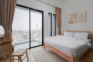 ein Schlafzimmer mit einem Bett und einem großen Fenster in der Unterkunft Beacon Executive Suites in George Town + 64 Fotos