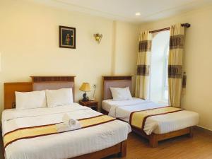 Postel nebo postele na pokoji v ubytování ANH ĐÀO HOTEL