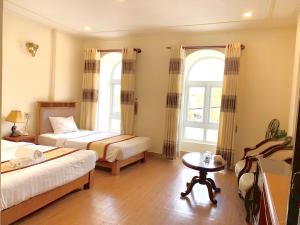Postel nebo postele na pokoji v ubytování ANH ĐÀO HOTEL