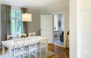 - une salle à manger blanche avec une table et des chaises blanches dans l'établissement Awesome Home In deshg With Wifi, à Ödeshög