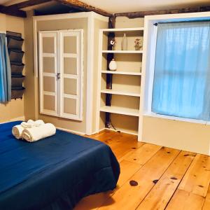 Voodi või voodid majutusasutuse Rustic Colonial Home with Private Rooms toas