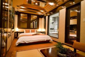 Tempat tidur dalam kamar di HOTEL CHANT - Adult Only 大人専用