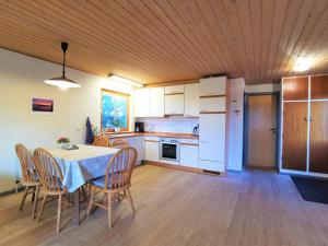 eine Küche und ein Esszimmer mit einem Tisch und Stühlen in der Unterkunft Ferienhaus Eggert in Lindewitt