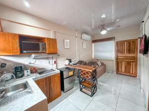 - une petite cuisine avec des placards en bois et un comptoir dans l'établissement Casa CAXTUS, à Brasilito