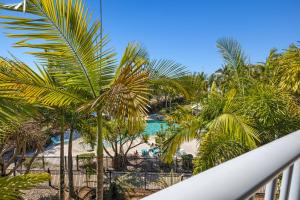 Blick auf einen Strand mit Palmen und das Meer in der Unterkunft Bells Blvd Resort & Spa Apartments - Holiday Management in Kingscliff