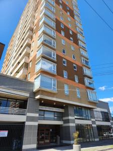 un edificio de apartamentos en la esquina de una calle en Departamento Studio en Temuco en Temuco