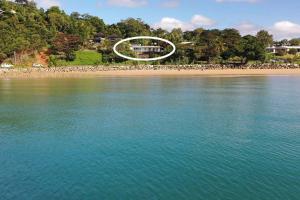 ein Haus in der Luft über einem Gewässer in der Unterkunft Tide Pool - 1 bed Ocean Front in South Mission Beach