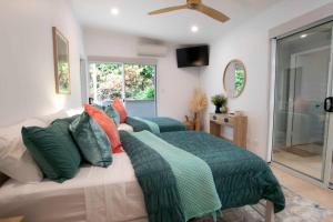 South Mission BeachTide Pool Ocean Front - 2 bed的一间卧室配有带绿色和橙色枕头的床 更多37张照片