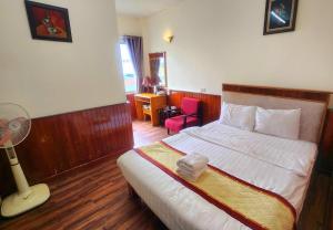 Postel nebo postele na pokoji v ubytování ANH ĐÀO HOTEL