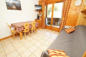 een woonkamer met een tafel en een eetkamer bij Résidence Chalet d'Or by Leavetown Vacations in Les Deux Alpes
