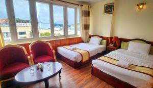 Postel nebo postele na pokoji v ubytování ANH ĐÀO HOTEL