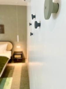 珍南海滩Attitude Resort Langkawi的一间房间,房间内设有一张床和一扇门 更多22张照片