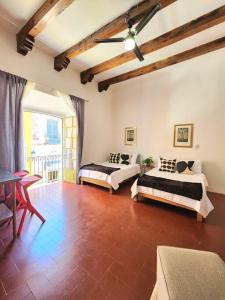 um quarto com duas camas e uma mesa num quarto em Cómoda Habitación con Baño en Pasillo em Querétaro