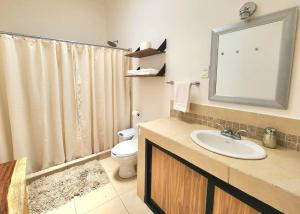 Ένα μπάνιο στο Cómoda Habitación con Baño en Pasillo