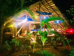 Taman di luar Sigiriya Rastha Hostel