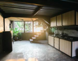 Dapur atau dapur kecil di EJ House +27 gambar