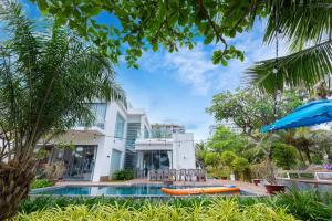 eine Villa mit einem Pool und einem Haus in der Unterkunft D6 Aria Resort in Vũng Tàu