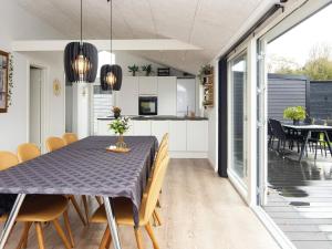 een keuken en eetkamer met een tafel en stoelen bij Holiday home Allingåbro XII in Allingåbro