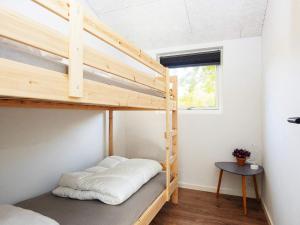 een slaapkamer met 2 stapelbedden in een kamer bij Holiday home Allingåbro XII in Allingåbro