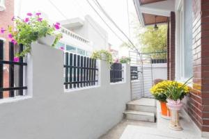 un corridoio di una casa con piante in vaso di Good Stay Itaewon a Seul