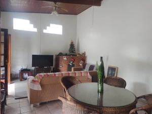sala de estar con mesa, sillas y TV en Chacara Recanto Paraíso Guacuri 2 en Itupeva