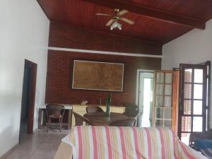 uma sala de estar com uma ventoinha de tecto e uma mesa em Chacara Recanto Paraíso Guacuri 2 em Itupeva