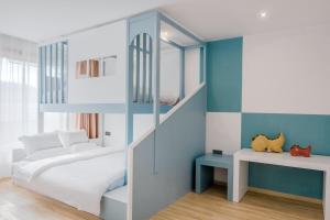 Voodi või voodid majutusasutuse Shangri-La Jinwushe Boutique Inn toas