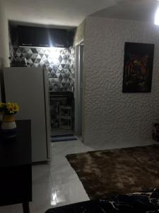 Zimmer mit Kühlschrank und Wandgemälde in der Unterkunft Flat Bangalô in Cabo Frio