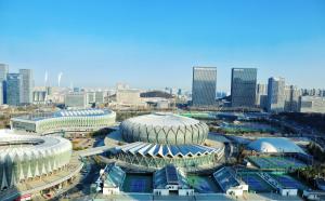 een uitzicht op een groot gebouw in een stad bij Sheraton Jinan Hotel in Jinan