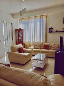 Cozy apartment to stay - 2bedrooms for 4 guests! في Asunción Nochixtlán: غرفة معيشة مع كنب وطاولة قهوة