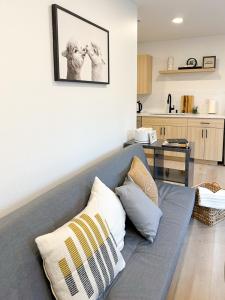 Zona d'estar a New Comfort Cozy Modern Apartment Unit4