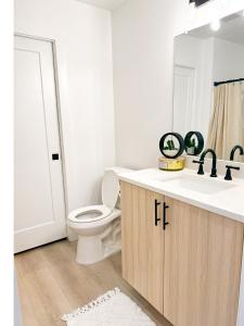 bagno con servizi igienici, lavandino e specchio di New Comfort Cozy Modern Apartment Unit4 a Vancouver