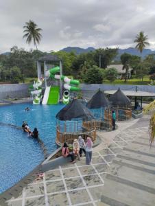a group of people in a pool at a resort at HOTEL & WISMA BINTANG JADAYAT in Bogor