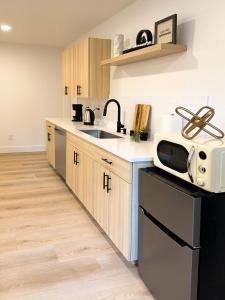 una cucina con lavandino e forno a microonde di New Comfort Cozy Modern Apartment Unit4 a Vancouver