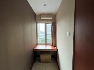 ein Zimmer mit einem Fenster mit einer Bank davor in der Unterkunft Super Studio Galeri Ciumbuleuit 1 (1BR, 1BA, Kitchen) in Bandung