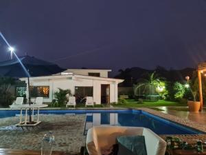 uma villa com piscina à noite em Casa en San Fernando Pachacamac em Lima
