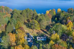 uma vista aérea de uma casa numa colina com árvores em Wisconsin River relaxing retreat! em Rhinelander