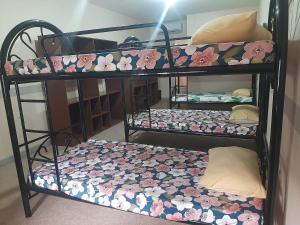 מיטה או מיטות קומותיים בחדר ב-DMS Apartelle